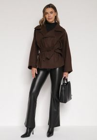 Born2be - Brązowy Krótki Płaszcz z Wiskozą o Pudełkowym Kroju z Wiązanym Paskiem i Kołnierzem Tusilia. Okazja: na co dzień. Kolor: brązowy. Materiał: wiskoza. Długość: krótkie. Styl: klasyczny, casual #4