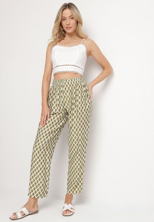 Born2be - Zielone Szerokie Spodnie z Wysokim Stanem z Motywem Rombów Lisendria. Okazja: na co dzień. Stan: podwyższony. Kolor: zielony. Sezon: wiosna, lato. Styl: elegancki, casual, klasyczny