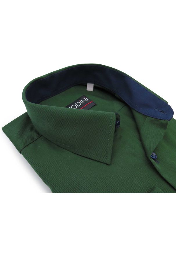 Modini - Zielona gładka koszula z granatowymi kontrastami A47. Kolor: zielony, wielokolorowy, niebieski. Materiał: bawełna, poliester, tkanina. Długość: długie. Wzór: gładki. Styl: klasyczny