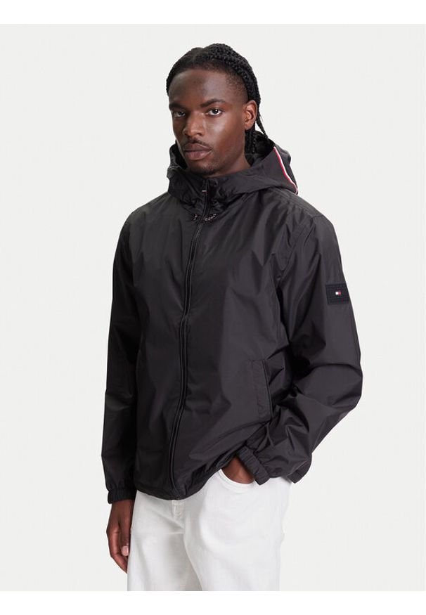 TOMMY HILFIGER - Tommy Hilfiger Kurtka przejściowa MW0MW40225 Czarny Regular Fit. Kolor: czarny. Materiał: syntetyk