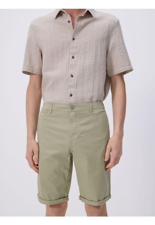 Reserved - Szorty chino slim - oliwkowy. Kolor: oliwkowy. Materiał: bawełna, tkanina