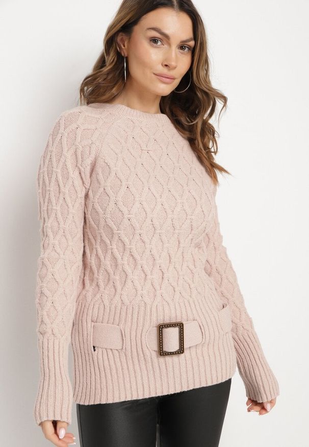 Born2be - Jasnoróżowy Sweter Ozdobiony Tłoczeniem i Paskiem Kortissta. Okazja: na co dzień. Kolor: różowy. Materiał: jeans. Długość rękawa: długi rękaw. Długość: długie. Wzór: aplikacja. Styl: klasyczny, casual