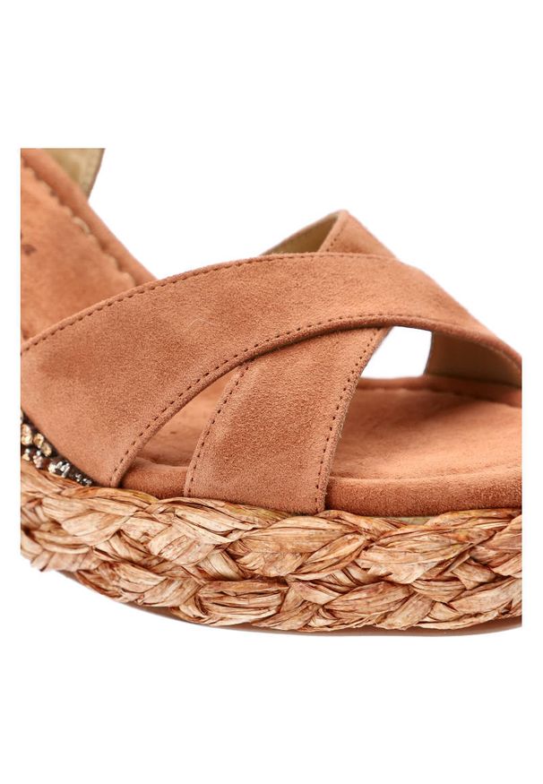 Pomarańczowe Sandały Alma En Pena Eleganckie Buty Na Koturnie. Okazja: na co dzień. Zapięcie: sprzączka. Kolor: pomarańczowy. Szerokość cholewki: normalna. Wzór: aplikacja. Materiał: skóra, zamsz. Obcas: na koturnie. Styl: elegancki. Wysokość obcasa: średni