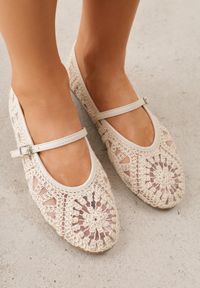Born2be - Beżowe Siateczkowe Balerinki Boho z Paskiem z Klamerką Zdobione Plecionką Calironei. Okazja: na co dzień. Zapięcie: pasek. Kolor: beżowy. Materiał: jeans, len. Wzór: aplikacja. Sezon: lato. Styl: boho #1