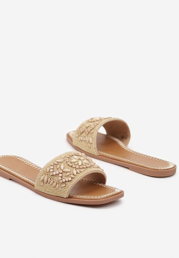 Born2be - Beżowe Klapki Ozdobione Koralikami Tatollian. Kolor: beżowy. Wzór: aplikacja