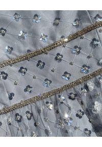 SELF PORTRAIT - Szara sukienka mini ozdobiona kryształami. Typ kołnierza: dekolt kwadratowy. Kolor: szary. Materiał: tiul, tkanina. Wzór: aplikacja. Długość: mini #2