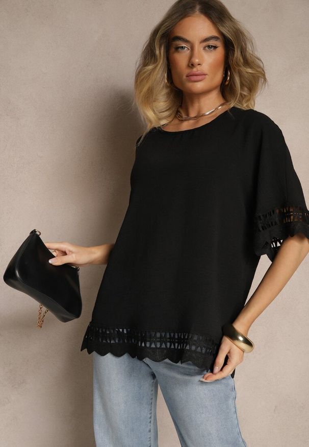 Renee - Czarna Bluzka Ozdobiona Ażurowymi Rękawami Vorana. Okazja: na co dzień. Kolor: czarny. Materiał: jeans. Wzór: aplikacja, ażurowy. Styl: klasyczny, elegancki, casual