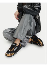 Versace Jeans Couture Sneakersy 80VA3SA3 ZSD98 Czarny. Kolor: czarny. Materiał: mesh #7