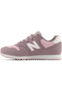 Buty dziecięce New Balance YC373VQ2 – różowe. Okazja: na uczelnię. Kolor: różowy. Materiał: guma, materiał, syntetyk. Szerokość cholewki: normalna. Wzór: kolorowy. Model: New Balance 373 #5