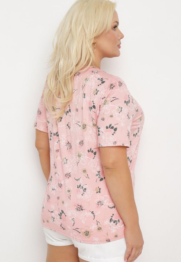 Born2be - Różowy T-shirt Koszulka z Krótkim Rękawem w Kwiaty Nleessa. Okazja: na co dzień. Kolekcja: plus size. Kolor: różowy. Materiał: jeans. Długość rękawa: krótki rękaw. Długość: krótkie. Wzór: kwiaty. Styl: elegancki, casual