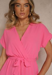Renee - Fuksjowa Sukienka o Rozkloszowanym Kroju z Paskiem i Falbanami Addea. Kolor: różowy. Typ sukienki: rozkloszowane. Styl: elegancki