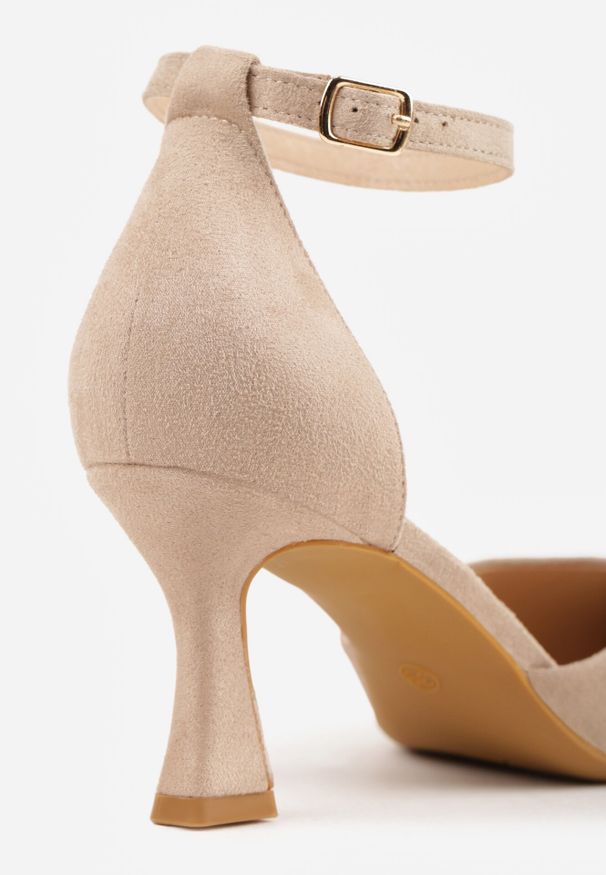 Born2be - Ciemnobeżowe Czółenka Vices z Imitacji Zamszu na Obcasie Klepsydra Esiriva. Okazja: na co dzień. Nosek buta: szpiczasty. Zapięcie: pasek. Kolor: beżowy. Materiał: zamsz. Obcas: na obcasie. Styl: klasyczny, casual, wizytowy. Wysokość obcasa: średni