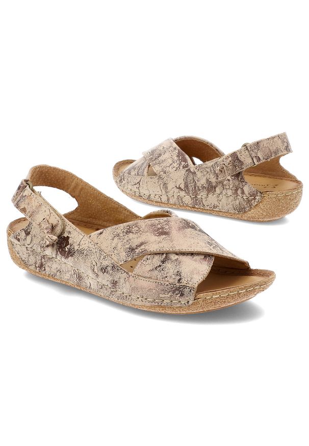 Sandały damskie Maciejka, na platformie skórzane na rzepy we wzorki i z wygodnymi wkładkami, beżowe miedź, 00994-65-00-5. Okazja: na co dzień, na spacer. Zapięcie: rzepy. Kolor: beżowy. Materiał: skóra. Wzór: paski. Sezon: lato. Obcas: na platformie. Styl: boho, vintage, casual