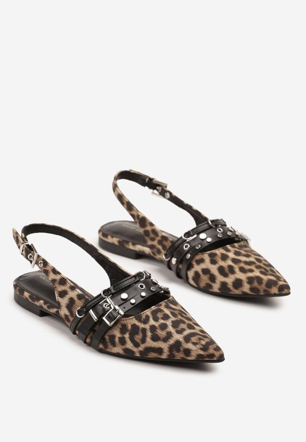 Renee - Panterkowe Sandały Slingback ze Szpiczastym Noskiem Zdobione Paskami z Klamerkami Voseira. Okazja: na spotkanie biznesowe. Nosek buta: szpiczasty. Zapięcie: pasek. Materiał: jeans. Wzór: aplikacja. Styl: elegancki, biznesowy