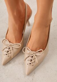 Renee - Ciemnobeżowe Szpilki Slingback VICES Zdobione Gorsetowym Wiązaniem z Kokardą Azimuna. Okazja: na co dzień. Kolor: beżowy. Materiał: jeans, koronka. Wzór: aplikacja. Obcas: na szpilce. Styl: casual, elegancki #5