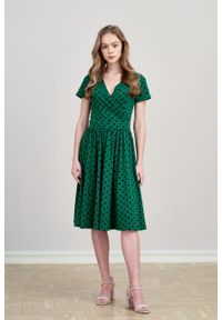 Marie Zélie - Sukienka Larissa ciemnozielona w kropki krótki rękaw. Typ kołnierza: dekolt kopertowy. Kolor: zielony. Materiał: bawełna, dzianina, materiał, elastan, skóra. Długość rękawa: krótki rękaw. Wzór: kropki. Typ sukienki: kopertowe #1