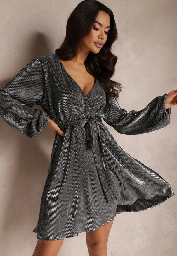 Renee - Czarno-Srebrna Błyszcząca Sukienka Kopertowa Jarnei. Typ kołnierza: dekolt kopertowy. Kolor: czarny. Materiał: tkanina. Wzór: aplikacja, kropki. Typ sukienki: kopertowe. Styl: elegancki. Długość: mini