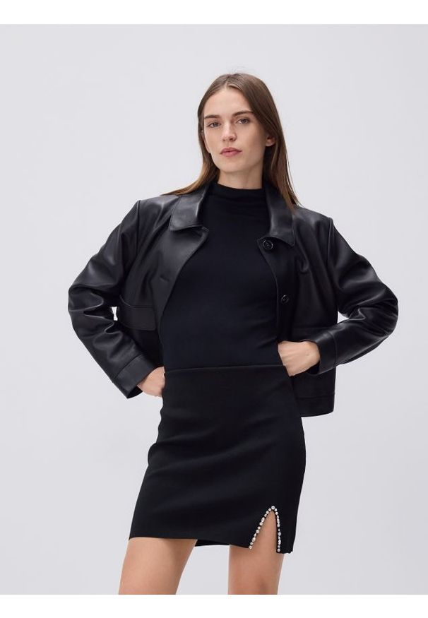 Reserved - Spódnica mini z rozcięciem - czarny. Kolor: czarny. Materiał: wiskoza, dzianina