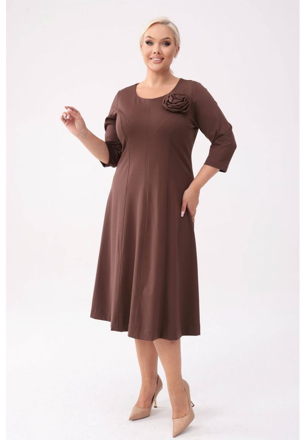 Moda Size Plus Iwanek - Sukienka Eliza w odcieniach brązu - klasyczna elegancja z nowoczesnym akcentem PLUS SIZE XXL OVERSIZE. Okazja: na co dzień. Kolekcja: plus size. Kolor: brązowy. Materiał: tkanina, wiskoza, skóra, materiał, nylon. Wzór: kwiaty. Typ sukienki: oversize, dla puszystych. Styl: klasyczny