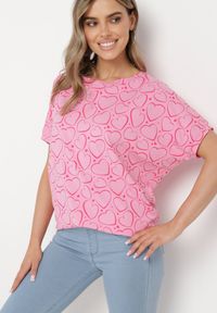 Born2be - Różowy T-shirt z Bawełny z Rękawami Typu Nietoperz i Serduszkami Diralca. Okazja: na co dzień. Kolor: różowy. Materiał: bawełna. Wzór: nadruk. Styl: casual, elegancki
