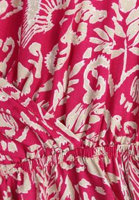 Born2be - Fuksjowa Rozkloszowana Bawełniana Sukienka z Gumką w Talii i Falbanami Nelsea. Okazja: na co dzień, na randkę. Typ kołnierza: dekolt w kształcie V. Kolor: różowy. Materiał: bawełna. Długość rękawa: krótki rękaw. Typ sukienki: rozkloszowane. Styl: wizytowy, casual #4