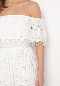 Born2be - Biała Bawełniana Sukienka Maxi w Stylu Boho Ozdobiona Ażurowym Haftem Hellvia. Typ kołnierza: dekolt hiszpanka. Kolor: biały. Materiał: bawełna. Wzór: haft, ażurowy, aplikacja. Typ sukienki: rozkloszowane. Styl: boho. Długość: maxi