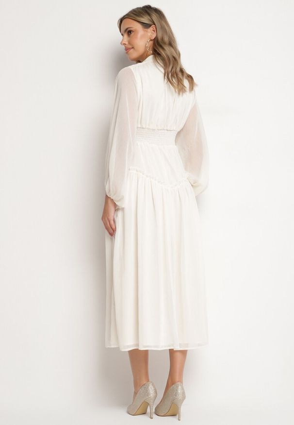 Born2be - Jasnobeżowa Długa Sukienka Koktajlowa w Stylu Retro z Plisami i Stójką Leowia. Typ kołnierza: kołnierzyk stójkowy. Kolor: beżowy. Styl: retro, wizytowy. Długość: maxi