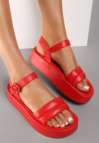 Renee - Czerwone Sandały Larimisia. Nosek buta: okrągły. Zapięcie: pasek. Kolor: czerwony. Obcas: na platformie