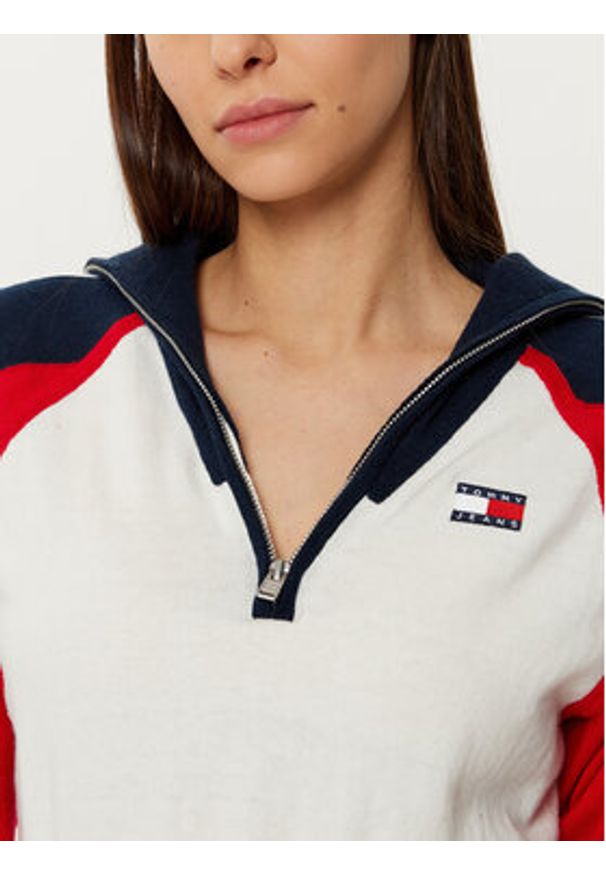 Tommy Jeans Sukienka codzienna DW0DW19467 Kolorowy Regular Fit. Okazja: na co dzień. Materiał: bawełna. Wzór: kolorowy. Typ sukienki: proste. Styl: casual
