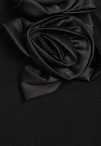 Born2be - Czarny Klasyczny T-shirt z Bawełny Zdobiony Aplikacją 3D w Kształcie Kwiatów Noebel. Okazja: na co dzień. Kolor: czarny. Materiał: bawełna. Wzór: kwiaty, aplikacja. Styl: klasyczny #7