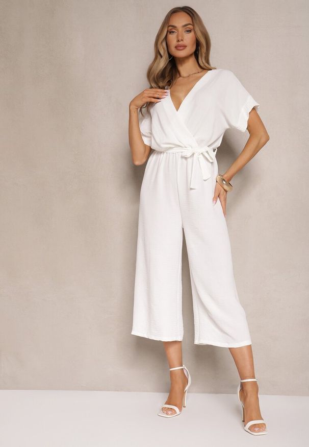 Renee - Biały Kopertowy Kombinezon o Prostym Kroju z Wiązanym Paskiem Tevenea. Okazja: na co dzień. Kolor: biały. Materiał: skóra. Długość rękawa: krótki rękaw. Długość: krótkie. Styl: casual, elegancki, klasyczny