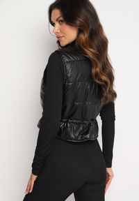 Born2be - Czarna Krótka Kamizelka Ozdobiona Naszywką Ściągana w Talii Mevelina. Kolor: czarny. Długość: krótkie. Wzór: aplikacja. Styl: elegancki #7
