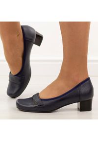 Granatowe Polskie czółenka damskie Gregors 567. Okazja: na co dzień. Nosek buta: okrągły. Kolor: niebieski. Szerokość cholewki: normalna. Wzór: aplikacja. Materiał: skóra. Obcas: na obcasie. Styl: casual, elegancki, klasyczny. Wysokość obcasa: niski #1