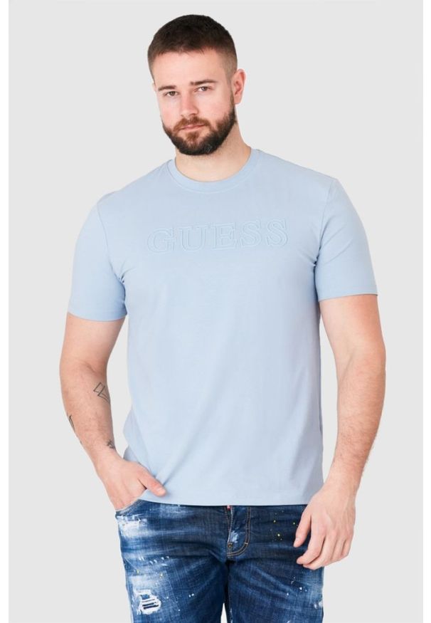 Guess - GUESS Błękitny t-shirt męski z wytłaczanym logo, Rozmiar XL. Kolor: niebieski. Wzór: aplikacja