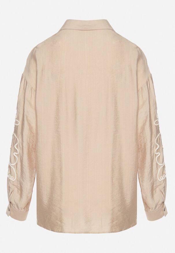 Born2be - Beżowa Koszula z Wiskozy i Lnu z Ozdobnymi Naszywkami Palanira. Okazja: na co dzień. Typ kołnierza: kołnierzyk klasyczny. Kolor: beżowy. Materiał: wiskoza, len. Długość rękawa: długi rękaw. Długość: długie. Wzór: aplikacja. Styl: casual, klasyczny