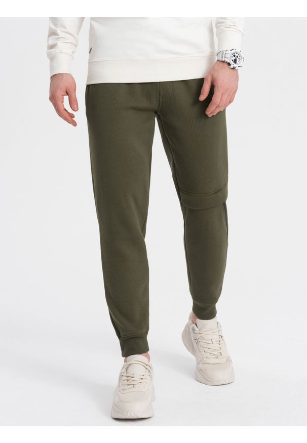 Ombre Clothing - Spodnie męskie dresowe z przeszyciem i zamkiem na nogawce - oliwkowe V3 OM-PASK-0147 - XXL. Kolor: oliwkowy. Materiał: dresówka. Wzór: nadruk