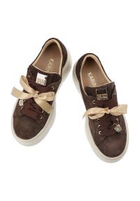 Sneakersy damskie Karino, cholewka ze skóry naturalnej welurowej platformowa podeszwa dekoracyjne wiązanie stabilna konstrukcja zapewniająca komfort. Okazja: na co dzień. Zapięcie: sznurówki. Kolor: brązowy. Materiał: skóra, welur. Szerokość cholewki: normalna. Obcas: na platformie. Styl: casual, elegancki #2