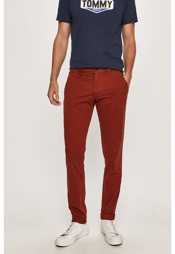 Tommy Jeans - Spodnie DM0DM06518. Kolor: czerwony. Materiał: tkanina, bawełna, elastan. Wzór: gładki