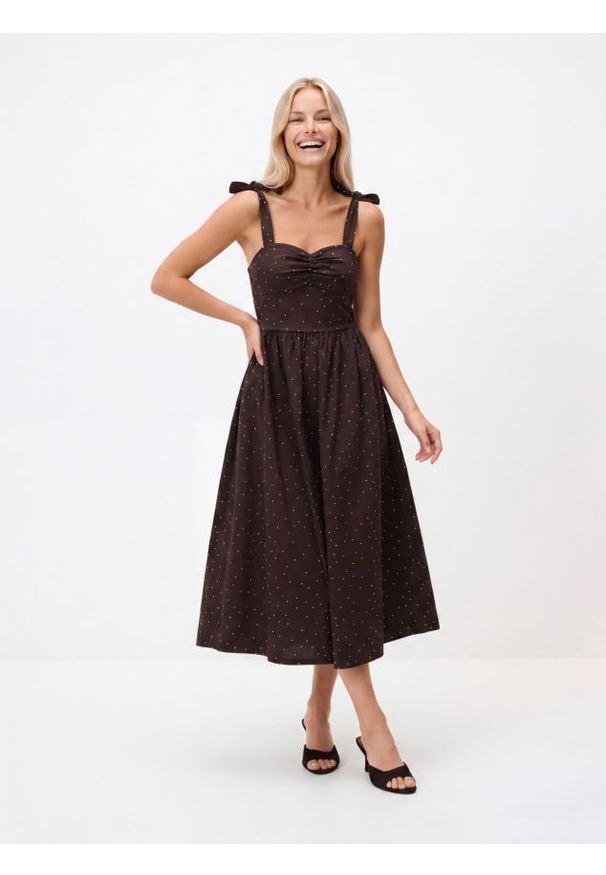 Reserved - Sukienka midi w groszki - ciemnobrązowy. Kolor: brązowy. Materiał: tkanina. Wzór: grochy. Długość: midi