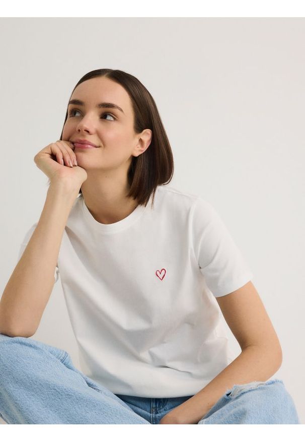 Reserved - T-shirt regular z drobnym haftem - złamana biel. Materiał: dzianina, bawełna. Wzór: haft