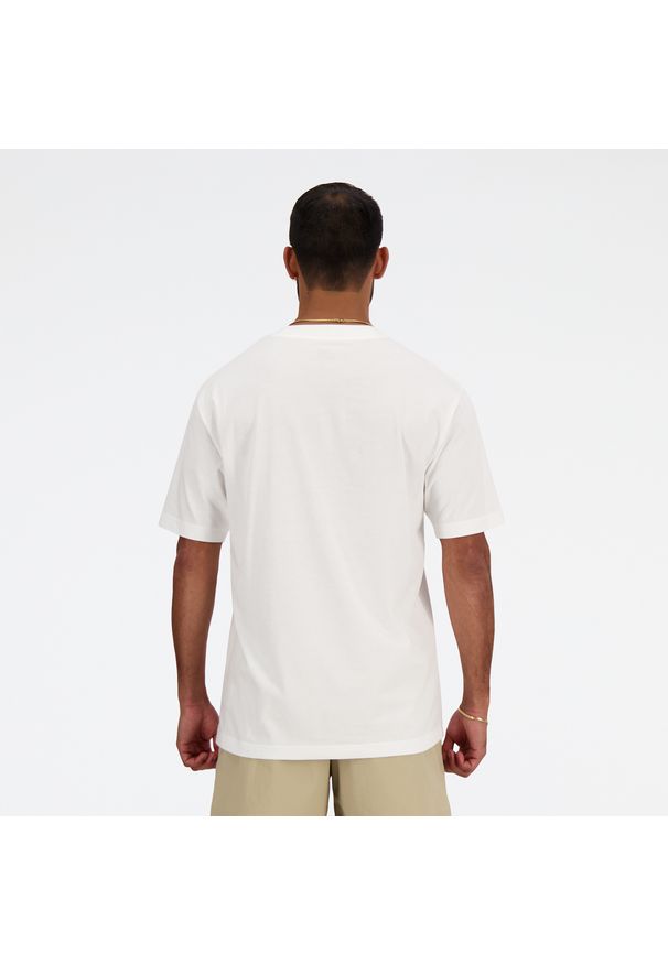 Koszulka męska New Balance MT41509WT – biała. Kolor: biały. Materiał: bawełna, dresówka. Długość rękawa: krótki rękaw. Długość: krótkie. Wzór: haft