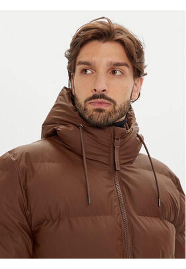 Rains Kurtka zimowa Unisex 15120 Brązowy Regular Fit. Kolor: brązowy. Materiał: syntetyk. Sezon: zima