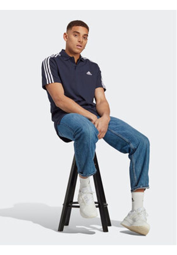 Adidas - adidas Polo Essentials IC9311 Granatowy Regular Fit. Typ kołnierza: polo. Kolor: niebieski. Materiał: bawełna