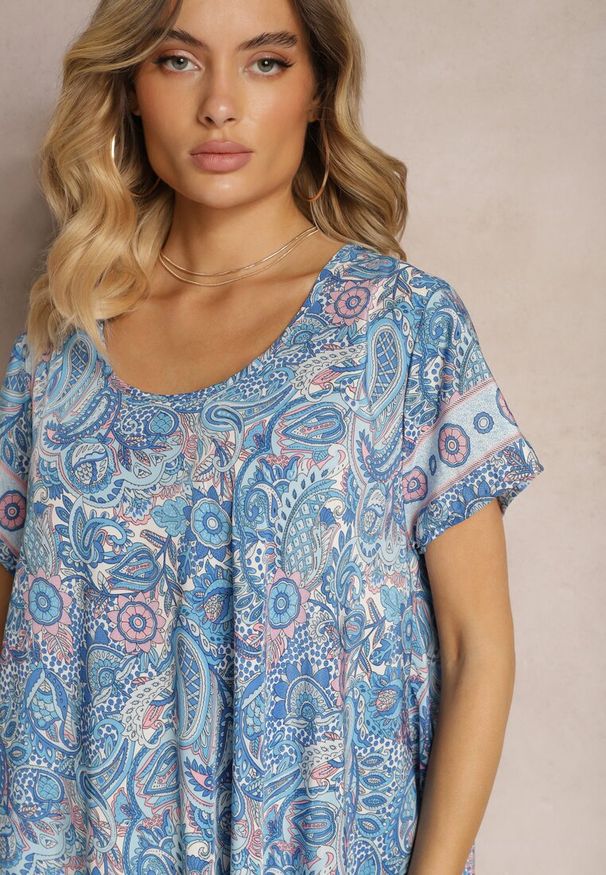 Renee - Niebieska Sukienka Boho z Wiskozy z Cienkim Paskiem w Talii Rivasea. Kolor: niebieski. Materiał: wiskoza. Długość rękawa: krótki rękaw. Wzór: paisley. Typ sukienki: rozkloszowane. Styl: boho