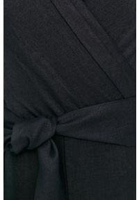 United Colors of Benetton Kombinezon kolor czarny z dekoltem w szpic. Okazja: na co dzień. Kolor: czarny. Materiał: tkanina. Długość rękawa: na ramiączkach. Wzór: gładki. Styl: casual #6