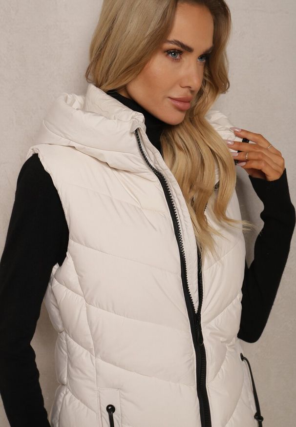 Renee - Jasnobeżowa Pikowana Kamizelka z Kapturem Edrinna. Okazja: na co dzień. Typ kołnierza: kaptur. Kolor: beżowy. Materiał: tkanina, jeans. Styl: casual, elegancki