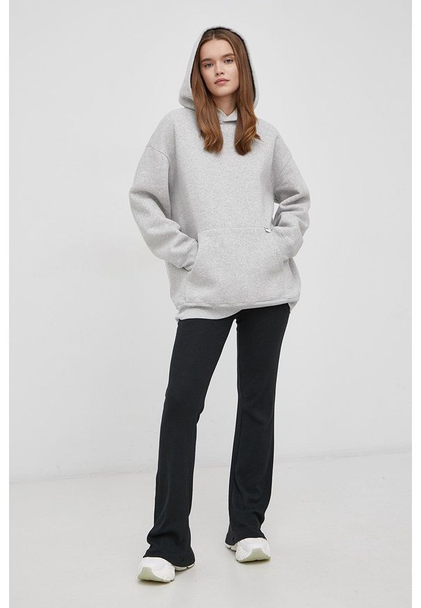 Levi's® - Levi's Bluza damska kolor szary z kapturem melanżowa. Okazja: na spotkanie biznesowe. Typ kołnierza: kaptur. Kolor: szary. Materiał: dzianina. Długość rękawa: długi rękaw. Długość: długie. Wzór: melanż. Styl: biznesowy