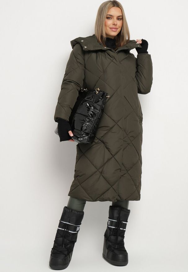 Born2be - Ciemnozielona Kurtka Płaszcz z Geometrycznym Pikowaniem Johnatta. Kolor: zielony. Wzór: geometria