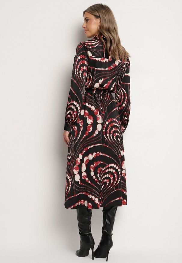 Born2be - Czarno-Czerwona Rozkloszowana Sukienka o Koszulowym Kroju z Gumką w Pasie w Abstrakcyjny Wzór Daltinnia. Okazja: na co dzień. Kolor: czarny. Długość rękawa: długi rękaw. Typ sukienki: koszulowe. Styl: casual