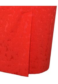 CATERINA - Czerwona sukienka z bawełnianego żakardu. Kolor: czerwony. Materiał: żakard, bawełna. Typ sukienki: kopertowe, dopasowane. Styl: klasyczny, wizytowy, elegancki. Długość: midi #2